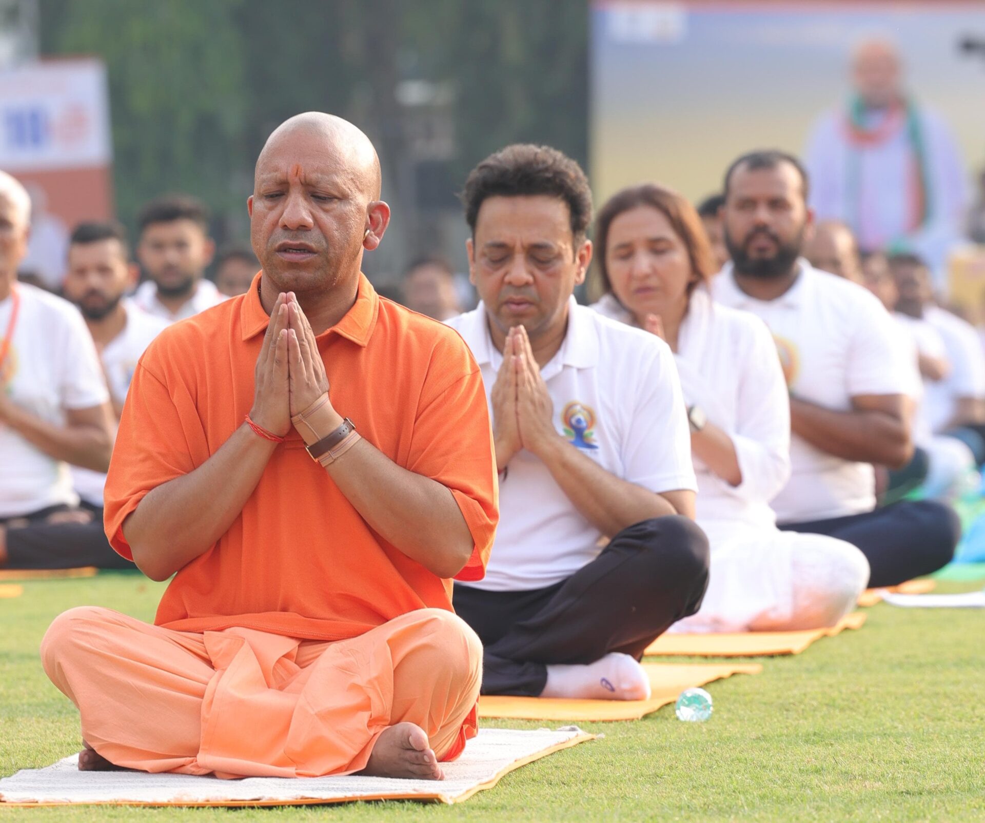 मुख्यमंत्री योगी आदित्यनाथ ने 10वें अंतर्राष्ट्रीय योग दिवस के अवसर पर राजभवन प्रांगण में आयोजित सामूहिक योगाभ्यास में लिया हिस्सा,