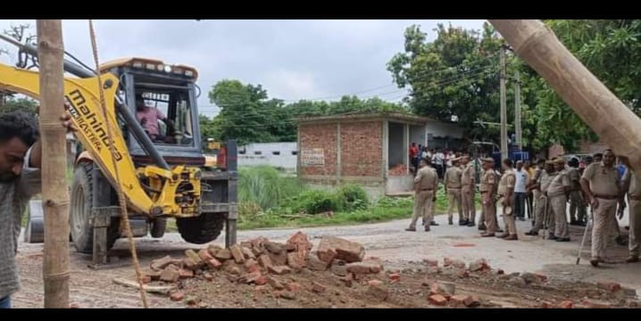 बड़हलगंज के ग्राम टांडा के गेट पर स्व पंडित हरि शंकर तिवारी के मूर्ति के लिए बनाए गए चबूतरे को प्रशासन ने बुलडोजर चलाकर ध्वस्त किया