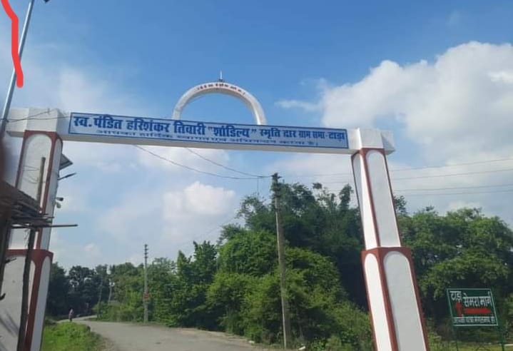 बड़हलगंज के ग्राम टांडा के गेट पर स्व पंडित हरि शंकर तिवारी के मूर्ति के लिए बनाए गए चबूतरे को प्रशासन ने बुलडोजर चलाकर ध्वस्त किया